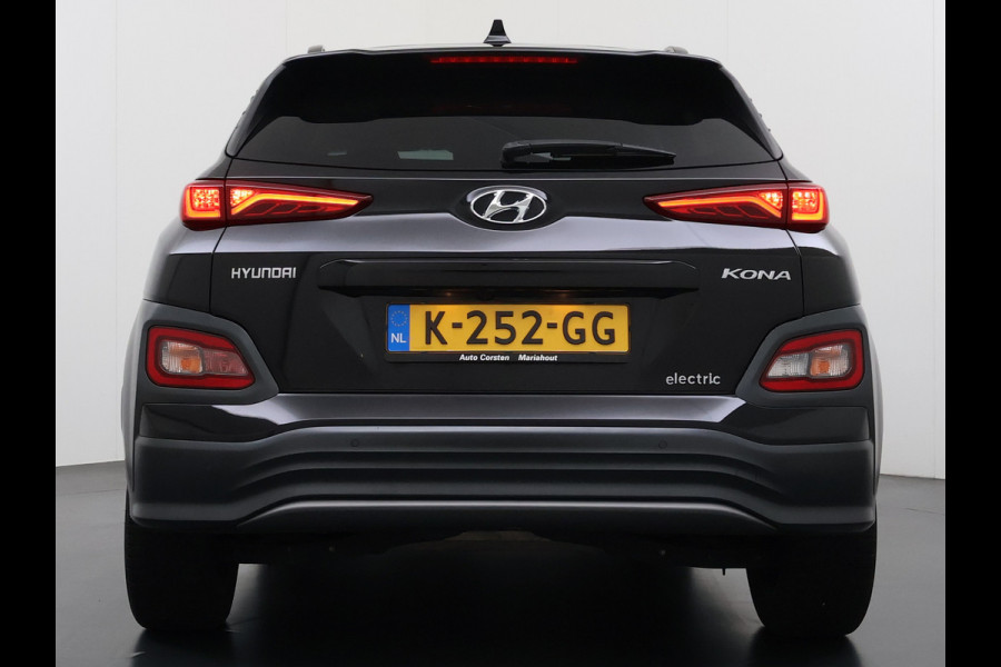 Hyundai Kona EV 64kWh 204pk SOH 100% Premium Schuif-/Kanteldak Leer Warmtepomp Head-Up Display Apple Carplay Android Navi Camera Elektr.Stoel Pdc Subwoofer Bluetooth Dodehoek detector Privacy Glas Rijstrooksensor 1e Eigenaar Origineel Nederlandse Auto Volledig Dealeronderhouden