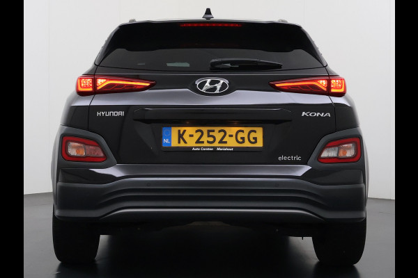 Hyundai Kona EV 64kWh 204pk SOH 100% Premium Schuif-/Kanteldak Leer Warmtepomp Head-Up Display Apple Carplay Android Navi Camera Elektr.Stoel Pdc Subwoofer Bluetooth Dodehoek detector Privacy Glas Rijstrooksensor 1e Eigenaar Origineel Nederlandse Auto Volledig Dealeronderhouden