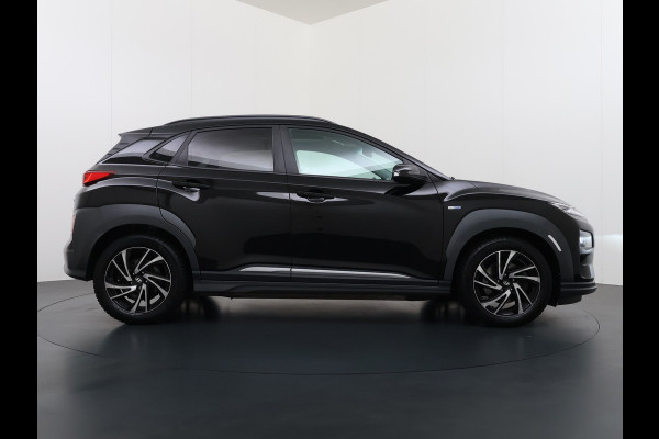 Hyundai Kona EV 64kWh 204pk SOH 100% Premium Schuif-/Kanteldak Leer Warmtepomp Head-Up Display Apple Carplay Android Navi Camera Elektr.Stoel Pdc Subwoofer Bluetooth Dodehoek detector Privacy Glas Rijstrooksensor 1e Eigenaar Origineel Nederlandse Auto Volledig Dealeronderhouden