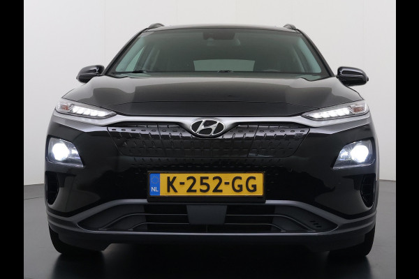 Hyundai Kona EV 64kWh 204pk SOH 100% Premium Schuif-/Kanteldak Leer Warmtepomp Head-Up Display Apple Carplay Android Navi Camera Elektr.Stoel Pdc Subwoofer Bluetooth Dodehoek detector Privacy Glas Rijstrooksensor 1e Eigenaar Origineel Nederlandse Auto Volledig Dealeronderhouden