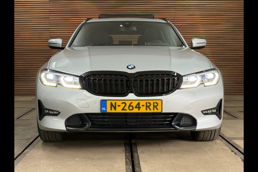 BMW 3 Serie Touring 320e Sportline | Pano | Leder | Laser | Shadow Line | Trekhaak elektr. | 18 inch | Stoelverwarming