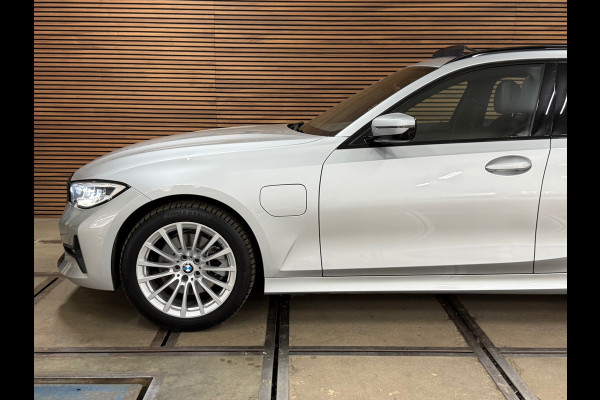 BMW 3 Serie Touring 320e Sportline | Pano | Leder | Laser | Shadow Line | Trekhaak elektr. | 18 inch | Stoelverwarming