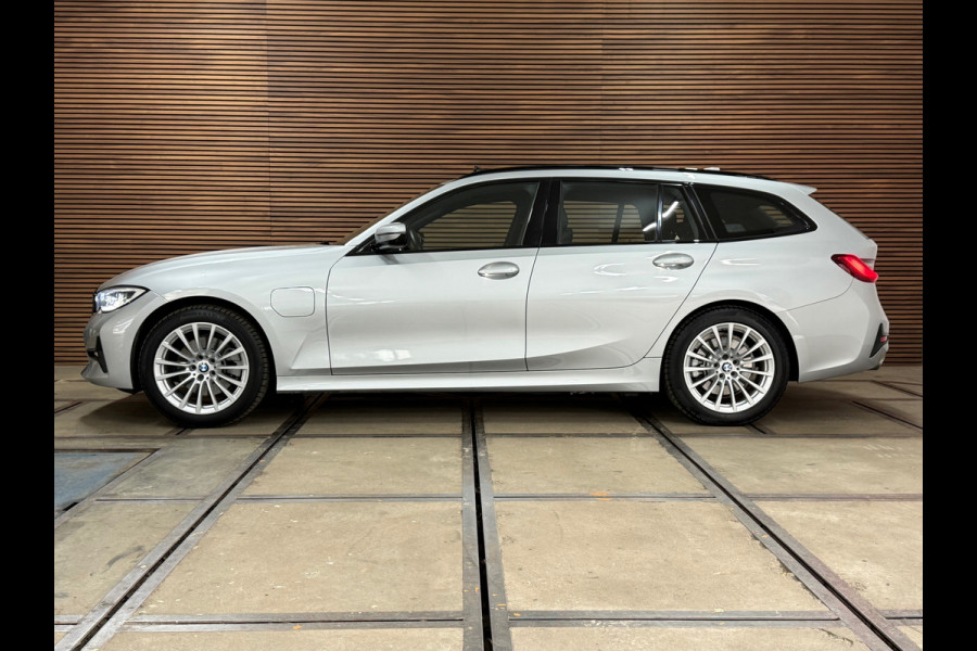 BMW 3 Serie Touring 320e Sportline | Pano | Leder | Laser | Shadow Line | Trekhaak elektr. | 18 inch | Stoelverwarming