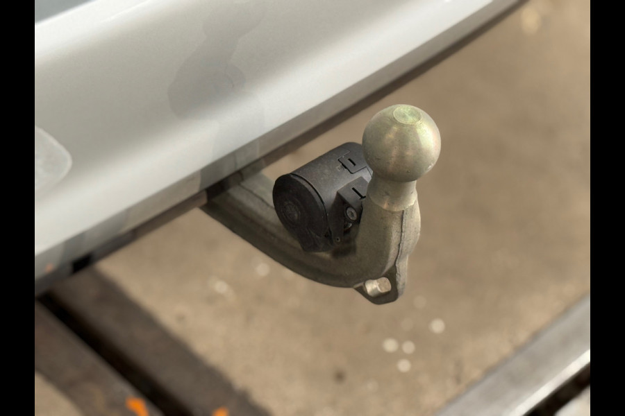 BMW 3 Serie Touring 320e Sportline | Pano | Leder | Laser | Shadow Line | Trekhaak elektr. | 18 inch | Stoelverwarming