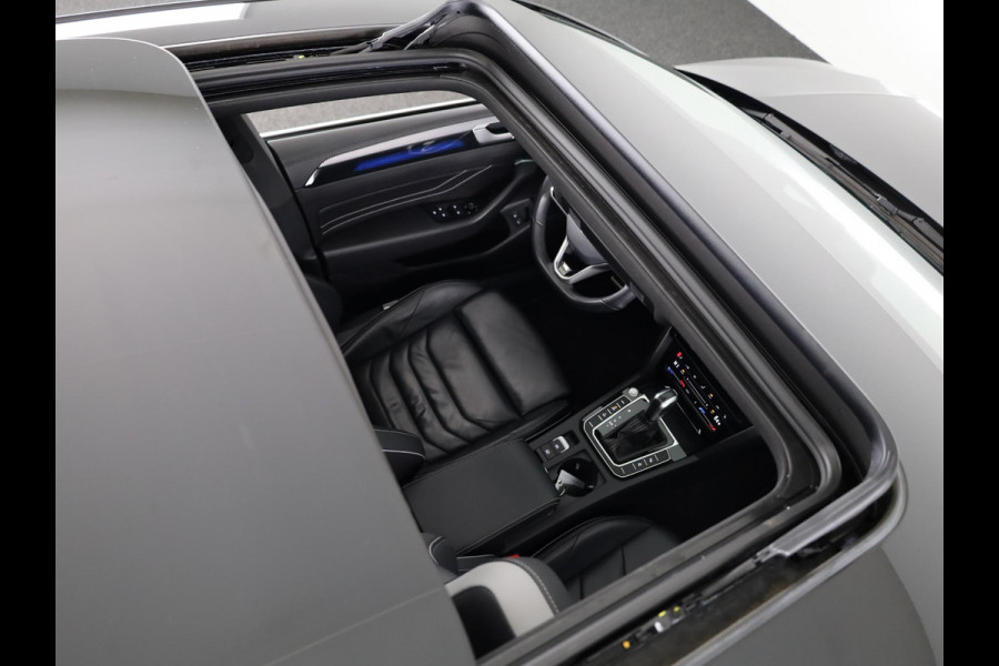 Volkswagen Arteon 1.4 TSI eHybrid R-Line Business 218 pk Automaat (DSG) | Navigatie | Panoramadak | Trekhaak (wegklapbaar) | Parkeersensoren (Park assist) | Rondomzicht camera | Lederen bekleding | Stoelverwarming v/a | R-Line |