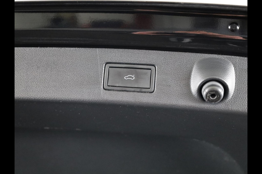 Volkswagen Arteon 1.4 TSI eHybrid R-Line Business 218 pk Automaat (DSG) | Navigatie | Panoramadak | Trekhaak (wegklapbaar) | Parkeersensoren (Park assist) | Rondomzicht camera | Lederen bekleding | Stoelverwarming v/a | R-Line |
