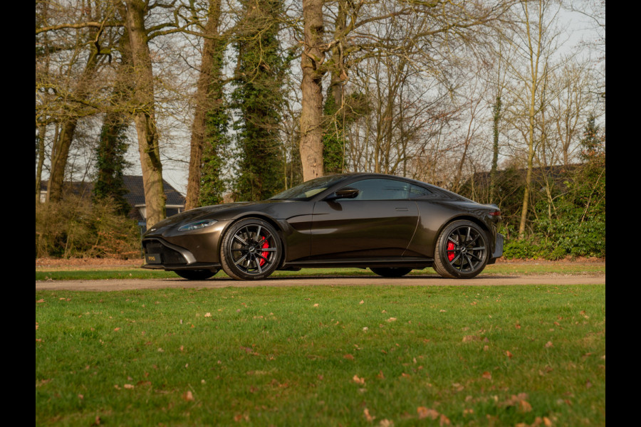 Aston Martin Vantage 4.0 V8 | Carbon pack ext + int | Véél alcantara | Kopi Bronze