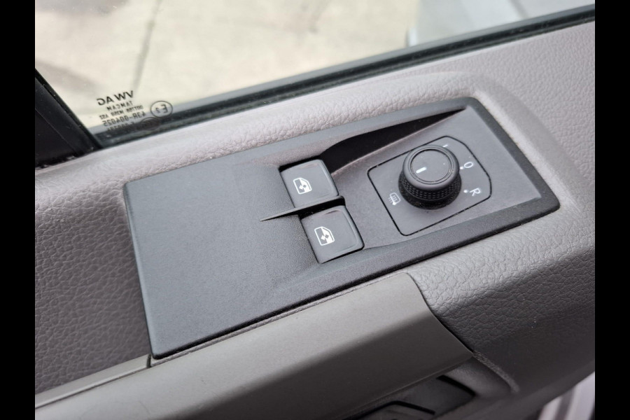 Volkswagen Crafter 35 2.0 TDI L3H3 Comfortline AIRCO / CRUISE CONTROLE / TREKHAAK / 3 ZITS / NAVI / CARPLAY