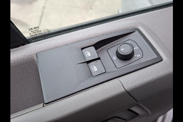 Volkswagen Crafter 35 2.0 TDI L3H3 Comfortline AIRCO / CRUISE CONTROLE / TREKHAAK / 3 ZITS / NAVI / CARPLAY
