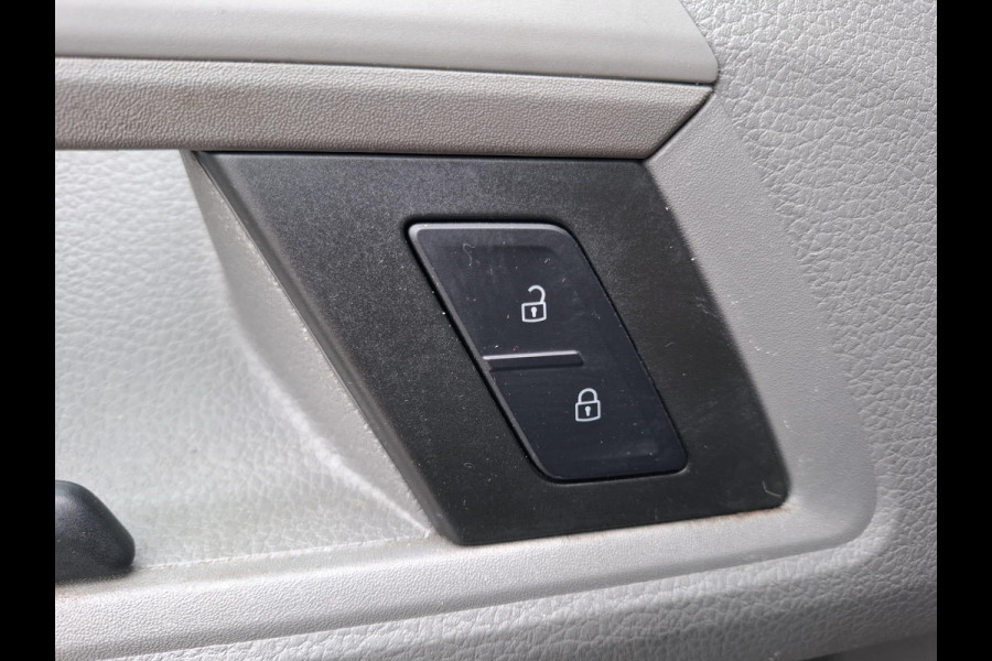 Volkswagen Crafter 35 2.0 TDI L3H3 Comfortline AIRCO / CRUISE CONTROLE / TREKHAAK / 3 ZITS / NAVI / CARPLAY