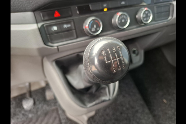 Volkswagen Crafter 35 2.0 TDI L3H3 Comfortline AIRCO / CRUISE CONTROLE / TREKHAAK / 3 ZITS / NAVI / CARPLAY