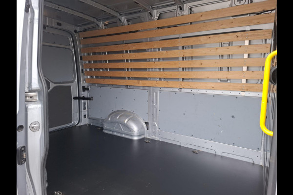 Volkswagen Crafter 35 2.0 TDI L3H3 Comfortline AIRCO / CRUISE CONTROLE / TREKHAAK / 3 ZITS / NAVI / CARPLAY