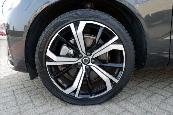 Volvo XC60 2.0 T8 Plus Dark / INCL. 12 mnd BOVAG / Full Option / Luchtverin