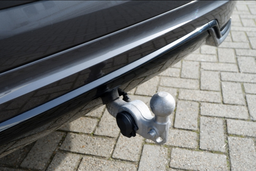 Volvo XC60 2.0 T8 Plus Dark / INCL. 12 mnd BOVAG / Full Option / Luchtverin