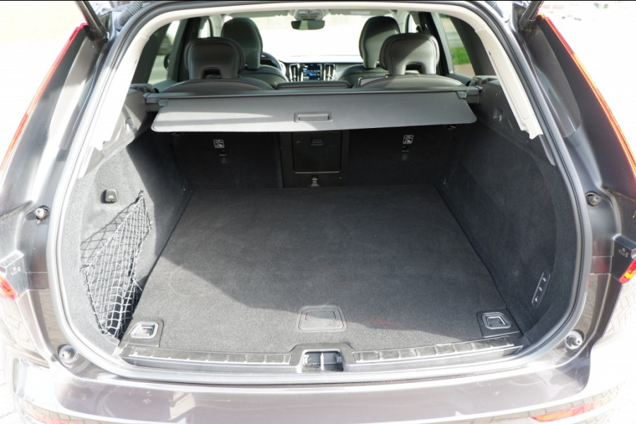 Volvo XC60 2.0 T8 Plus Dark / INCL. 12 mnd BOVAG / Full Option / Luchtverin