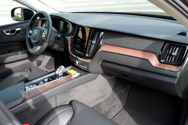 Volvo XC60 2.0 T8 Plus Dark / INCL. 12 mnd BOVAG / Full Option / Luchtverin