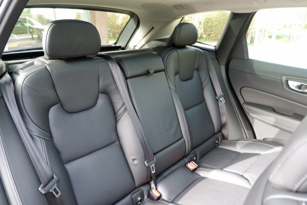 Volvo XC60 2.0 T8 Plus Dark / INCL. 12 mnd BOVAG / Full Option / Luchtverin