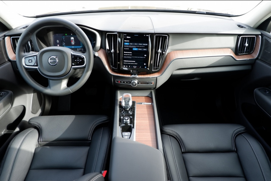 Volvo XC60 2.0 T8 Plus Dark / INCL. 12 mnd BOVAG / Full Option / Luchtverin