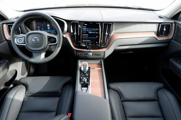 Volvo XC60 2.0 T8 Plus Dark / INCL. 12 mnd BOVAG / Full Option / Luchtverin