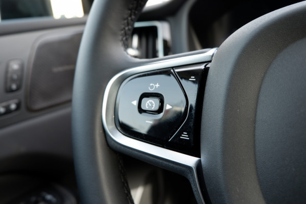 Volvo XC60 2.0 T8 Plus Dark / INCL. 12 mnd BOVAG / Full Option / Luchtverin