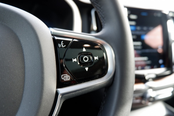 Volvo XC60 2.0 T8 Plus Dark / INCL. 12 mnd BOVAG / Full Option / Luchtverin