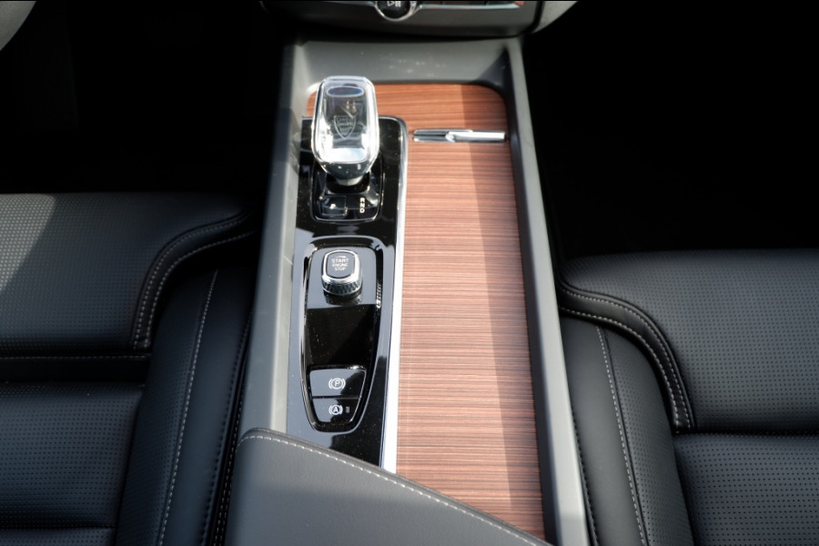 Volvo XC60 2.0 T8 Plus Dark / INCL. 12 mnd BOVAG / Full Option / Luchtverin