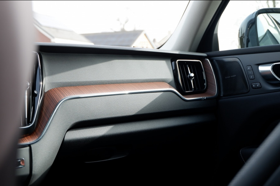 Volvo XC60 2.0 T8 Plus Dark / INCL. 12 mnd BOVAG / Full Option / Luchtverin