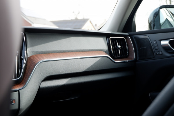 Volvo XC60 2.0 T8 Plus Dark / INCL. 12 mnd BOVAG / Full Option / Luchtverin