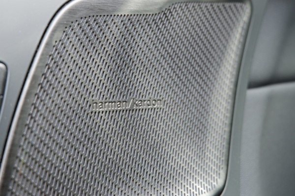 Volvo XC60 2.0 T8 Plus Dark / INCL. 12 mnd BOVAG / Full Option / Luchtverin