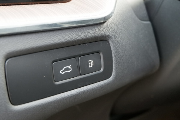 Volvo XC60 2.0 T8 Plus Dark / INCL. 12 mnd BOVAG / Full Option / Luchtverin