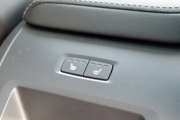 Volvo XC60 2.0 T8 Plus Dark / INCL. 12 mnd BOVAG / Full Option / Luchtverin