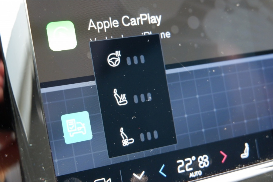 Volvo XC60 2.0 T8 Plus Dark / INCL. 12 mnd BOVAG / Full Option / Luchtverin