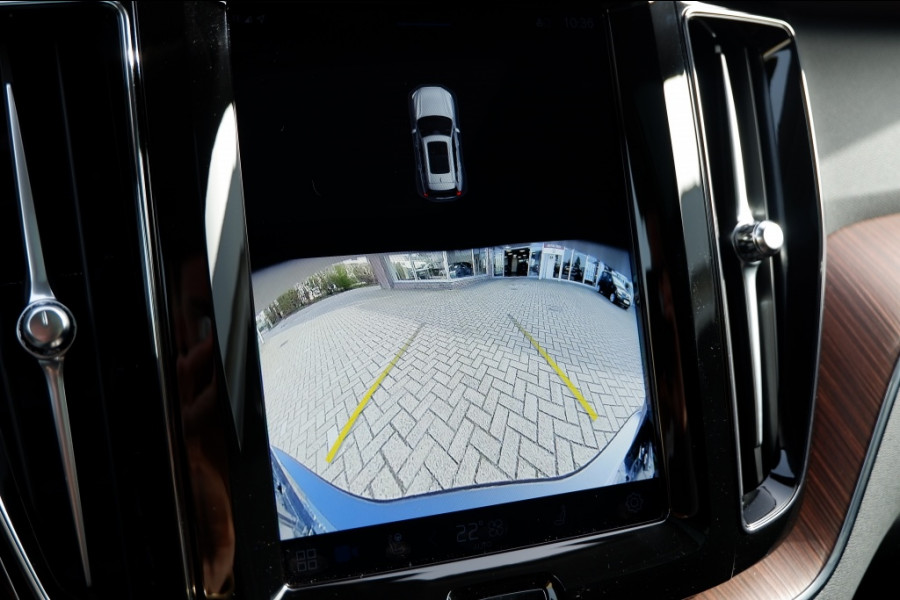 Volvo XC60 2.0 T8 Plus Dark / INCL. 12 mnd BOVAG / Full Option / Luchtverin