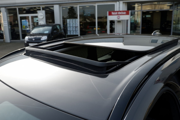 Volvo XC60 2.0 T8 Plus Dark / INCL. 12 mnd BOVAG / Full Option / Luchtverin