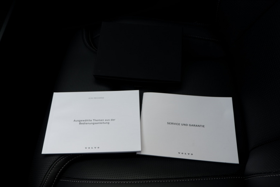 Volvo XC60 2.0 T8 Plus Dark / INCL. 12 mnd BOVAG / Full Option / Luchtverin