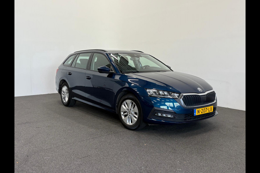 Škoda Octavia Combi 1.0 e-TSI Business Edition Navigatie Apple Carplay/Android Auto Parkeersensoren Adaptive Cruise Control Virtual Cockpit Full Led Climate Control Lichtmetalen velgen
