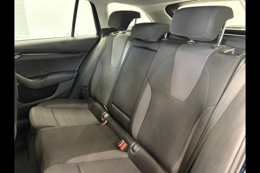 Škoda Octavia Combi 1.0 e-TSI Business Edition Navigatie Apple Carplay/Android Auto Parkeersensoren Adaptive Cruise Control Virtual Cockpit Full Led Climate Control Lichtmetalen velgen