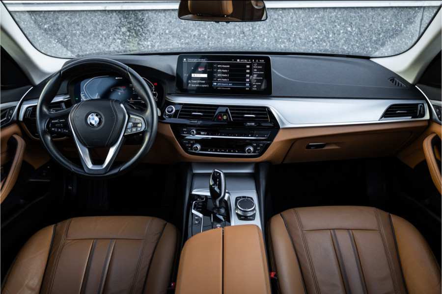 BMW 5 Serie Touring 530e Panoram / Camera / Leder / Elec stoelen /