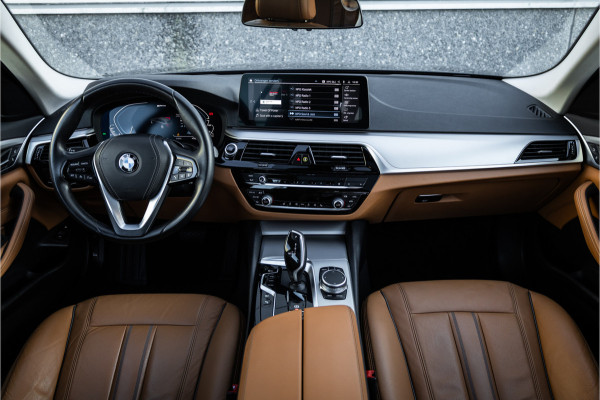 BMW 5 Serie Touring 530e Panoram / Camera / Leder / Elec stoelen /