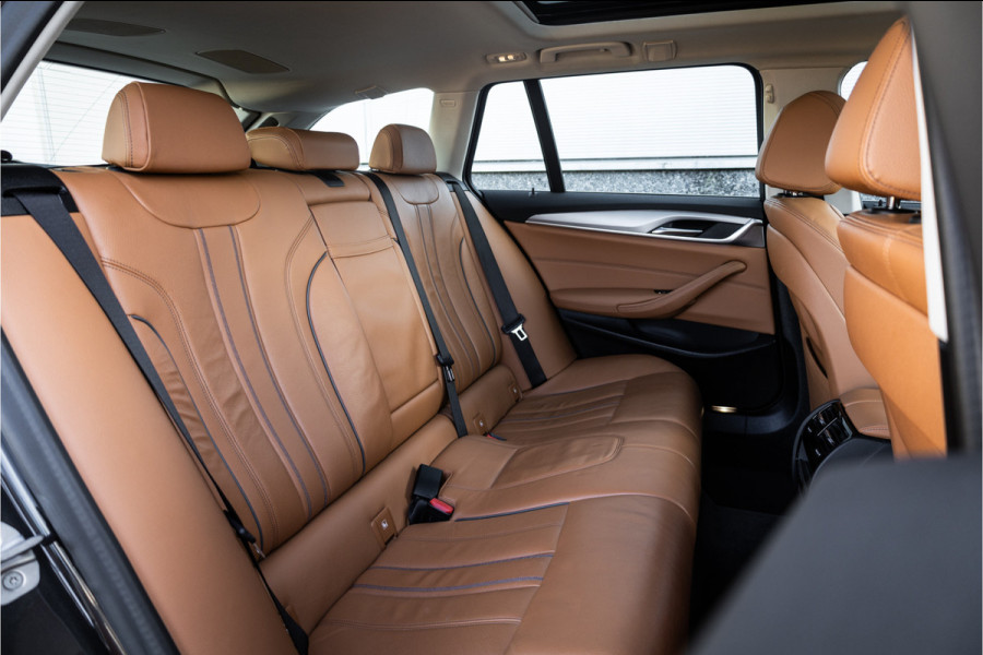 BMW 5 Serie Touring 530e Panoram / Camera / Leder / Elec stoelen /