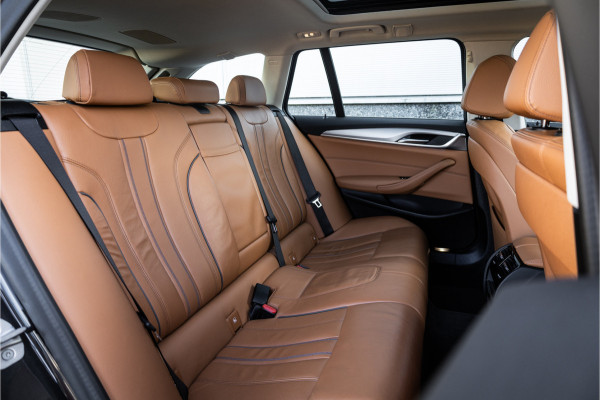 BMW 5 Serie Touring 530e Panoram / Camera / Leder / Elec stoelen /
