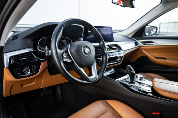 BMW 5 Serie Touring 530e Panoram / Camera / Leder / Elec stoelen /