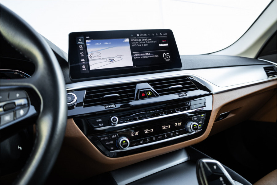 BMW 5 Serie Touring 530e Panoram / Camera / Leder / Elec stoelen /