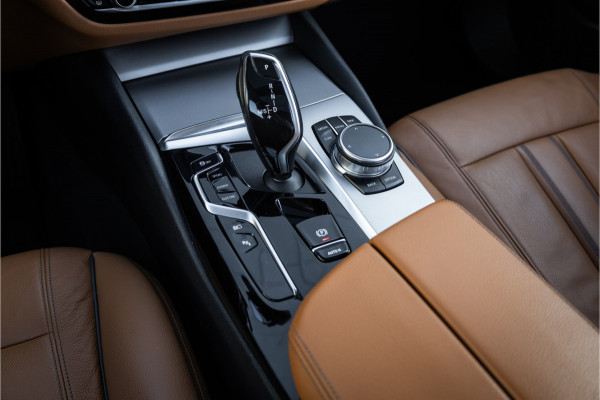 BMW 5 Serie Touring 530e Panoram / Camera / Leder / Elec stoelen /