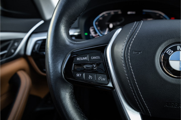 BMW 5 Serie Touring 530e Panoram / Camera / Leder / Elec stoelen /