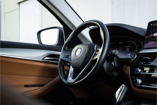 BMW 5 Serie Touring 530e Panoram / Camera / Leder / Elec stoelen /