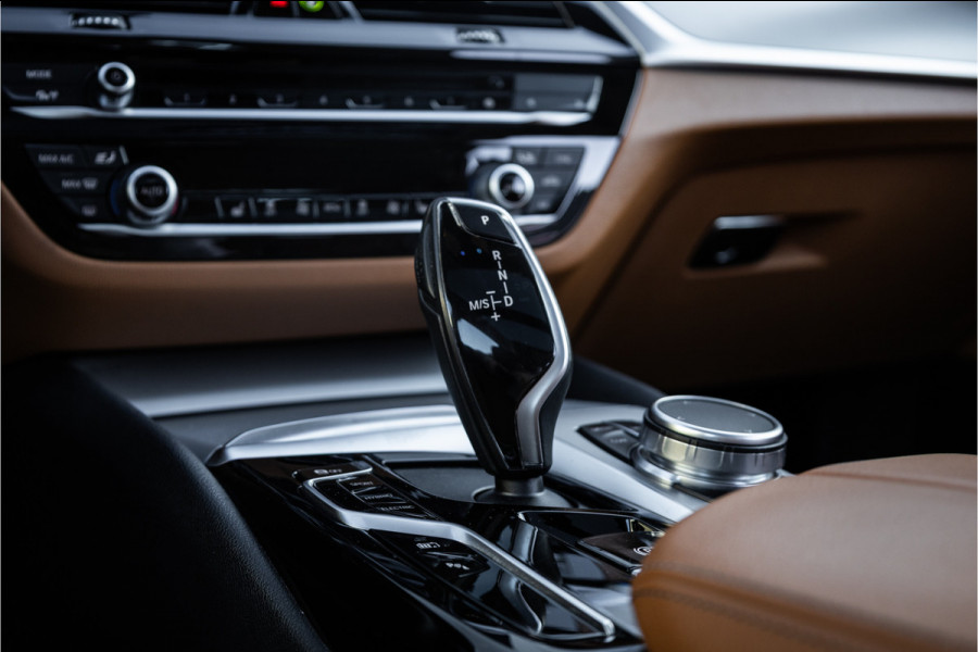 BMW 5 Serie Touring 530e Panoram / Camera / Leder / Elec stoelen /