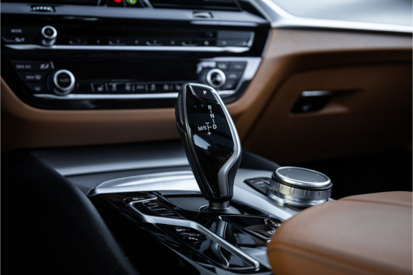 BMW 5 Serie Touring 530e Panoram / Camera / Leder / Elec stoelen /