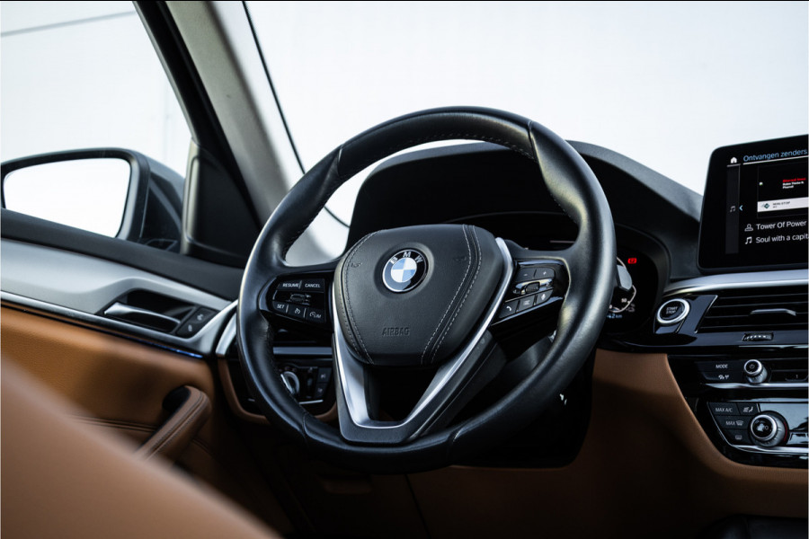 BMW 5 Serie Touring 530e Panoram / Camera / Leder / Elec stoelen /