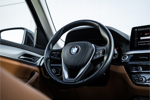 BMW 5 Serie Touring 530e Panoram / Camera / Leder / Elec stoelen /